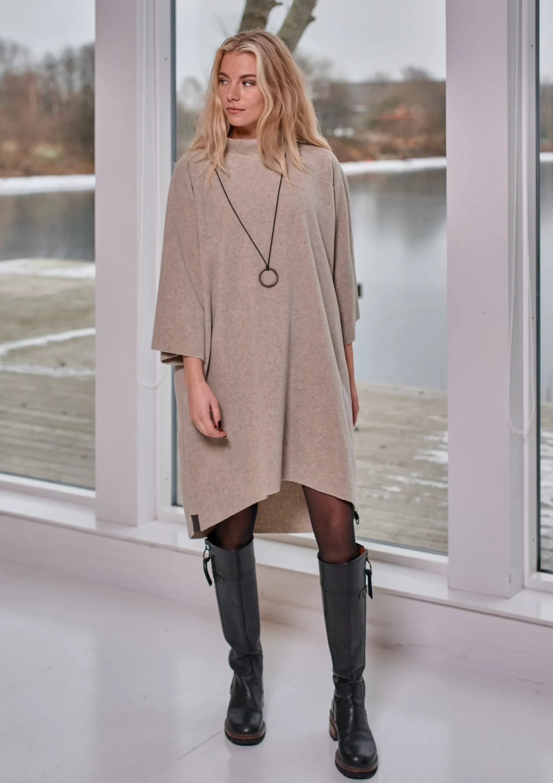Henriette Steffensen Copenhagen KLEID MIT HOHEM HALS | 3243 SAND Fashion