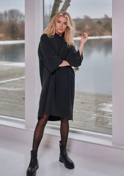 Henriette Steffensen Copenhagen KLEID MIT HOHEM HALS | 3243 SOFT BLACK New