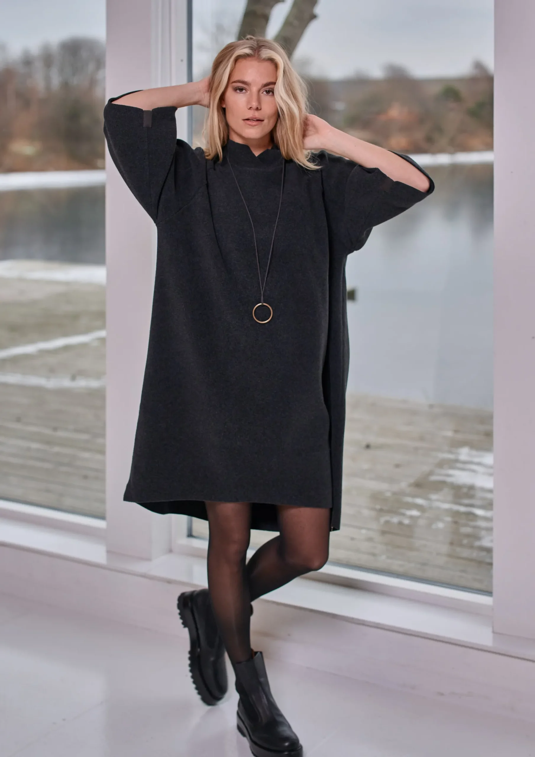 Henriette Steffensen Copenhagen KLEID MIT HOHEM HALS | 3243 SOFT BLACK New